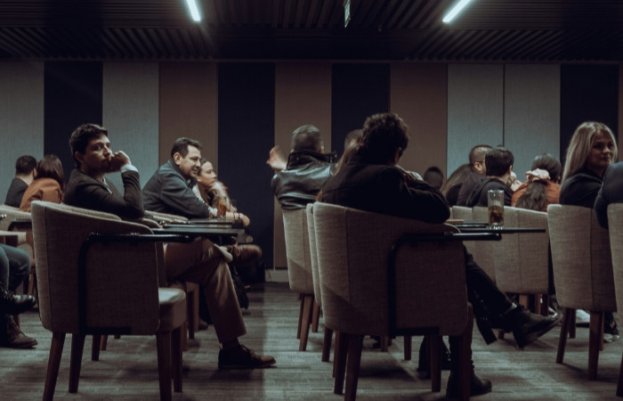 Ilustrasi Rapat. Cover artikel: Politik Tak Bisa Dihindari Bahkan Saat Kita Memilih Diam