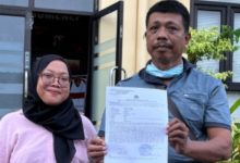 DILAPORKAN. Hasanin (kiri), menunjukkan bukti laporan didampingi kuasa hukumnya, Nancy Dwi Fasluky Tristo, usai melaporkan dugaan penggelapan dana ke Polres Sumenep. (istimewa/redaksi/estoria)