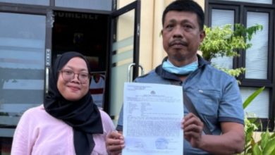 DILAPORKAN. Hasanin (kiri), menunjukkan bukti laporan didampingi kuasa hukumnya, Nancy Dwi Fasluky Tristo, usai melaporkan dugaan penggelapan dana ke Polres Sumenep. (istimewa/redaksi/estoria)