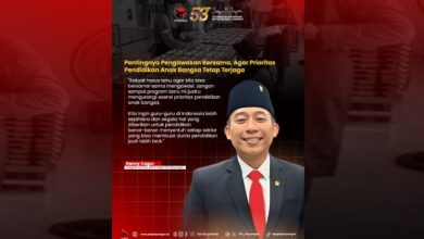 PAMFLET. Anggota Komisi X DPR RI Fraksi PDI Perjuangan, Denny Cagur, menyoroti alokasi anggaran MBG yang disebut bersumber dari dana pendidikan. (istimewa/redaksi/estoria)
