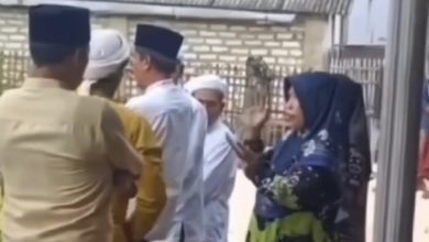 TANGKAPAN LAYAR. Sejumlah warga dan perangkat desa berdiskusi di rumah duka di Kecamatan Pangarengan, Sampang, terkait persoalan utang sebelum prosesi pemakaman dilaksanakan. (istimewa/redaksi/estoria)