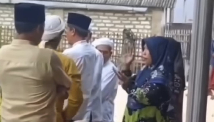 TANGKAPAN LAYAR. Sejumlah warga dan perangkat desa berdiskusi di rumah duka di Kecamatan Pangarengan, Sampang, terkait persoalan utang sebelum prosesi pemakaman dilaksanakan. (istimewa/redaksi/estoria)