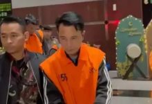 DITANGKAP. Bupati Rejang Lebong, Muhammad Fikri Thobari, mengenakan rompi tahanan saat digiring petugas di Gedung Merah Putih KPK, Jakarta, usai terjaring operasi tangkap tangan terkait dugaan suap proyek di lingkungan Pemerintah Kabupaten Rejang Lebong. (istimewa/redaksi/estoria)