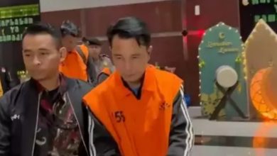 DITANGKAP. Bupati Rejang Lebong, Muhammad Fikri Thobari, mengenakan rompi tahanan saat digiring petugas di Gedung Merah Putih KPK, Jakarta, usai terjaring operasi tangkap tangan terkait dugaan suap proyek di lingkungan Pemerintah Kabupaten Rejang Lebong. (istimewa/redaksi/estoria)