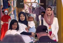 PERESMIAN. Arumi Bachsin memberikan sambutan saat meresmikan pembukaan Arinna Baby & Kids di Kompleks Ruko Gedung Adi Poday, Jalan Trunojoyo, Kabupaten Sumenep, Kamis (13/3/2026). (redaksi/estoria)