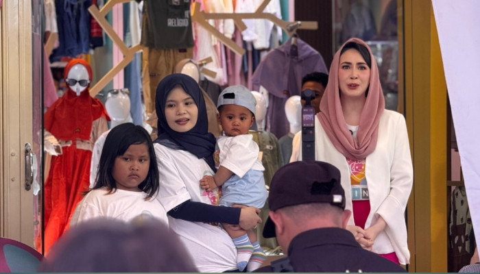 PERESMIAN. Arumi Bachsin memberikan sambutan saat meresmikan pembukaan Arinna Baby & Kids di Kompleks Ruko Gedung Adi Poday, Jalan Trunojoyo, Kabupaten Sumenep, Kamis (13/3/2026). (redaksi/estoria)