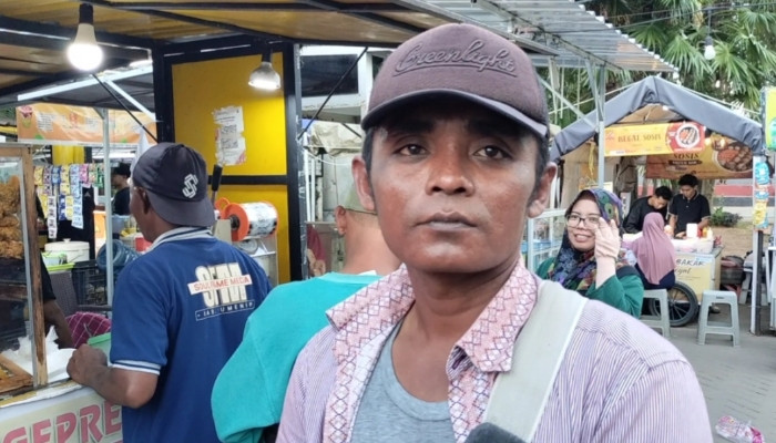 PROFIL. Wahed, Abang Becak yang menikmati syukur karena kupon takjil dari DPC PWRI Sumenep. (redaksi/estoria)