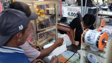 TUKAR. Wahed (46), seorang abang becak, menukarkan kupon takjil dari PWRI Sumenep kepada pedagang di kawasan Tajamara, Sumenep, untuk mendapatkan menu berbuka puasa saat Ramadan. (redaksi/estoria)