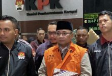 TERSANGKA. Yaqut Cholil Qoumas (tengah), mengenakan rompi tahanan oranye saat digiring petugas di gedung KPK, Jakarta. (istimewa/redaksi/estoria)