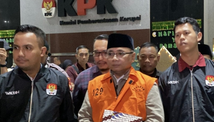 TERSANGKA. Yaqut Cholil Qoumas (tengah), mengenakan rompi tahanan oranye saat digiring petugas di gedung KPK, Jakarta. (istimewa/redaksi/estoria)