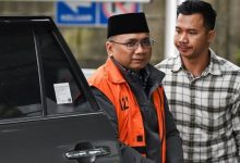 TERSANGKA. Yaqut Cholil Qoumas mengenakan rompi tahanan saat tiba di Gedung Merah Putih KPK, dikawal petugas untuk menjalani proses hukum lanjutan. (istimewa/redaksi/estoria)