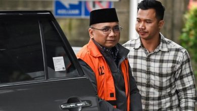 TERSANGKA. Yaqut Cholil Qoumas mengenakan rompi tahanan saat tiba di Gedung Merah Putih KPK, dikawal petugas untuk menjalani proses hukum lanjutan. (istimewa/redaksi/estoria)