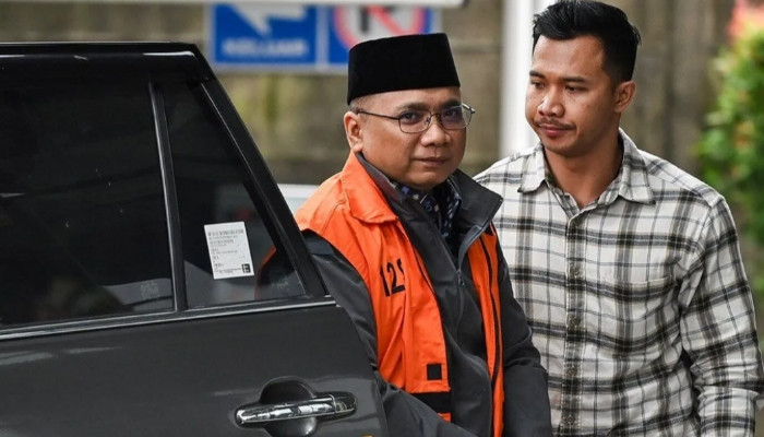 TERSANGKA. Yaqut Cholil Qoumas mengenakan rompi tahanan saat tiba di Gedung Merah Putih KPK, dikawal petugas untuk menjalani proses hukum lanjutan. (istimewa/redaksi/estoria)
