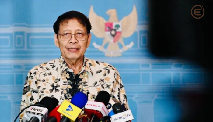 Mantan Menteri Luar Negeri RI Hassan Wirajuda menyampaikan keterangan pers kepada awak media terkait hasil pertemuan yang diinisiasi Presiden Prabowo Subianto di Istana Merdeka, Jakarta, Selasa (3/3) malam. (Foto: Biro Pers Sekretariat Presiden/doc.estoria)