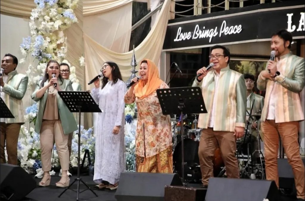 Yenni Wahid Nyanyi di Halal Bihalal Keluarga SBY