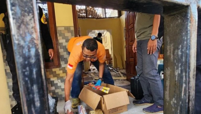 UNGKAP KASUS. Petugas melakukan olah TKP di rumah korban ledakan di Kampung Tambakrejo, Semarang, dengan mengamankan sejumlah barang bukti yang diduga terkait bahan pembuat petasan. (istimewa/redaksi/estoria)