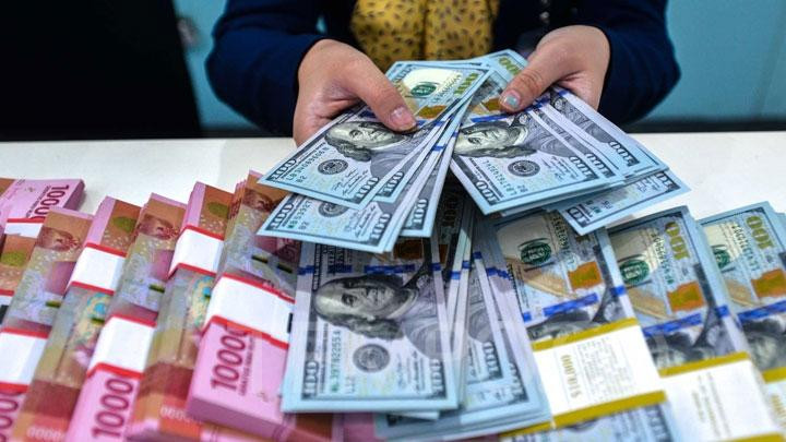 Ilustrasi penukaran mata rupiah dan dolar. (Sumber Foto: Istimewa)