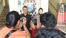 Kasat Reskrim Polres Sumenep AKP Agus Rusdiyanto saat menyampaikan press release kepada media. (Sumber Foto: Polres Sumenep)