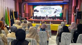 Potret pembukaan Safari Jurnalistik yang diselenggarakan AMP di Universitas Annuqayah. (Sumber Foto: Fauzi)