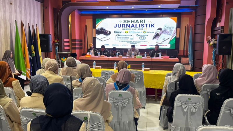 Potret pembukaan Safari Jurnalistik yang diselenggarakan AMP di Universitas Annuqayah. (Sumber Foto: Fauzi)