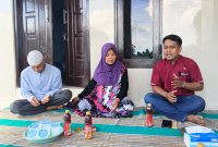 Kuasa hukum korban, Bayu Eka Prasetya saat bersama korban. (Sumber Foto: Estoria)
