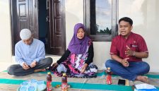 Kuasa hukum korban, Bayu Eka Prasetya saat bersama korban. (Sumber Foto: Estoria)