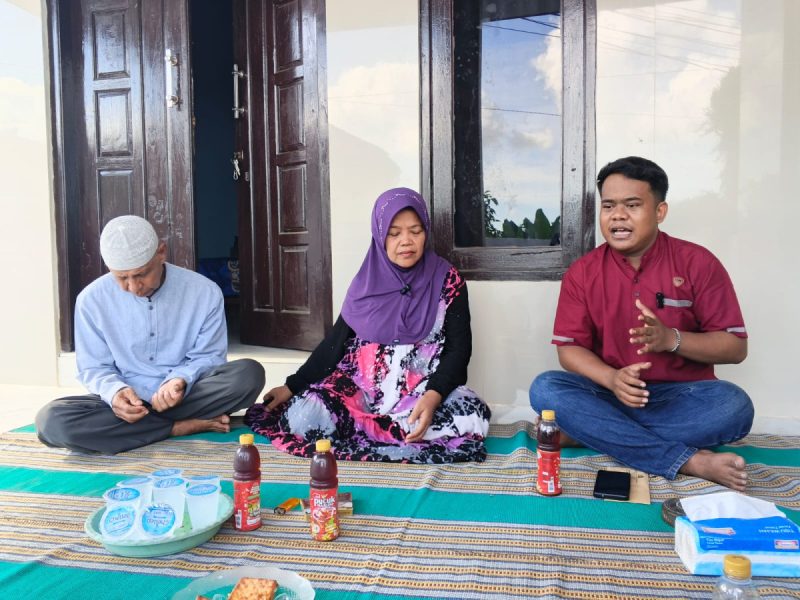 Kuasa hukum korban, Bayu Eka Prasetya saat bersama korban. (Sumber Foto: Estoria)