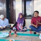 Kuasa hukum korban, Bayu Eka Prasetya saat bersama korban. (Sumber Foto: Estoria)