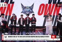 Pemain Geek Fam ID bersama host berfoto usai laga, setelah sukses menaklukkan Rex Regum Qeon dengan skor 2-0 pada lanjutan Mobile Legends Professional League Indonesia. Kemenangan ini menegaskan status Geek Fam sebagai “king slayer” sekaligus mengguncang dominasi RRQ di papan klasemen. (Sumber Foto: MPL ID)