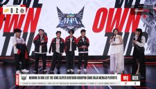 Pemain Geek Fam ID bersama host berfoto usai laga, setelah sukses menaklukkan Rex Regum Qeon dengan skor 2-0 pada lanjutan Mobile Legends Professional League Indonesia. Kemenangan ini menegaskan status Geek Fam sebagai “king slayer” sekaligus mengguncang dominasi RRQ di papan klasemen. (Sumber Foto: MPL ID)