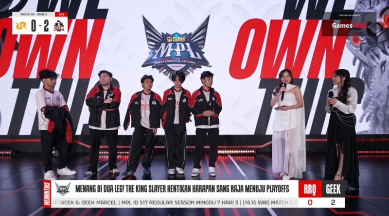 Pemain Geek Fam ID bersama host berfoto usai laga, setelah sukses menaklukkan Rex Regum Qeon dengan skor 2-0 pada lanjutan Mobile Legends Professional League Indonesia. Kemenangan ini menegaskan status Geek Fam sebagai “king slayer” sekaligus mengguncang dominasi RRQ di papan klasemen. (Sumber Foto: MPL ID)
