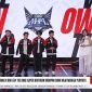 Pemain Geek Fam ID bersama host berfoto usai laga, setelah sukses menaklukkan Rex Regum Qeon dengan skor 2-0 pada lanjutan Mobile Legends Professional League Indonesia. Kemenangan ini menegaskan status Geek Fam sebagai “king slayer” sekaligus mengguncang dominasi RRQ di papan klasemen. (Sumber Foto: MPL ID)