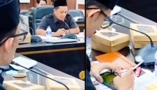 Anggota DPRD Jember terlihat memainkan game di ponselnya sambil memegang rokok saat Rapat Dengar Pendapat (RDP) Komisi D yang membahas layanan kesehatan, momen yang kemudian viral dan menuai sorotan publik. (Sumber Foto: Istimewa)