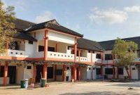 Potret Gedung SKB (Sanggar Kegiatan Belajar) Batuan, atau secara resmi SKB Kabupaten Sumenep yang dijadikan Sekolah Rakyat sementara, yang terletak di Jl. Raya Lenteng, Desa Batuan, Kecamatan Batuan, Kabupaten Sumenep. (Sumber Foto: Istimewa)
