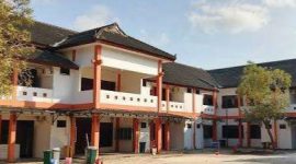 Potret Gedung SKB (Sanggar Kegiatan Belajar) Batuan, atau secara resmi SKB Kabupaten Sumenep yang dijadikan Sekolah Rakyat sementara, yang terletak di Jl. Raya Lenteng, Desa Batuan, Kecamatan Batuan, Kabupaten Sumenep. (Sumber Foto: Istimewa)