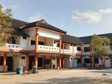 Potret Gedung SKB (Sanggar Kegiatan Belajar) Batuan, atau secara resmi SKB Kabupaten Sumenep yang dijadikan Sekolah Rakyat sementara, yang terletak di Jl. Raya Lenteng, Desa Batuan, Kecamatan Batuan, Kabupaten Sumenep. (Sumber Foto: Istimewa)