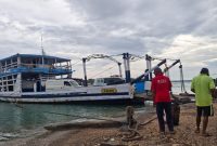 Potret Tongkang Karjon yang melayani penyeberangan rute Talango-Kalianget, Kabupaten Sumenep, Madura. (Sumber Foto: Istimewa)