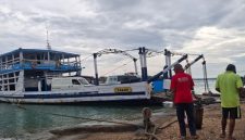 Potret Tongkang Karjon yang melayani penyeberangan rute Talango-Kalianget, Kabupaten Sumenep, Madura. (Sumber Foto: Istimewa)