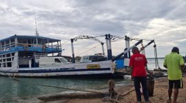 Potret Tongkang Karjon yang melayani penyeberangan rute Talango-Kalianget, Kabupaten Sumenep, Madura. (Sumber Foto: Istimewa)