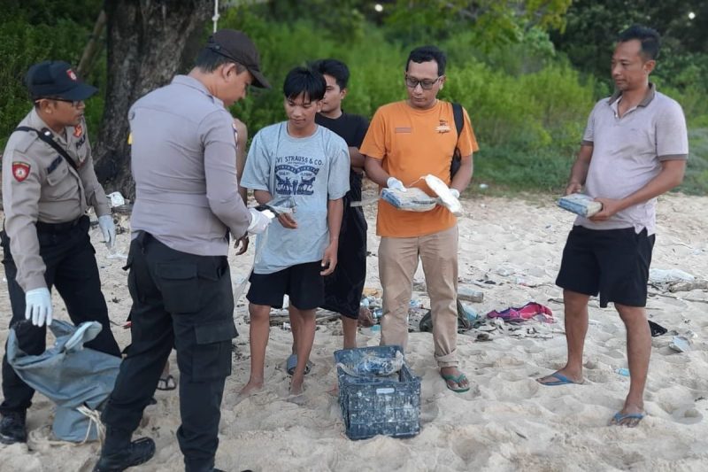 Potret 27,83 kilogram (kg) barang yang diduga narkotika jenis kokain ditemukan di pesisir Pantai Pasir Putih Kahuripan, Desa Gedugan, Kecamatan Giligenting, Kabupaten Sumenep, Jawa Timur pada Senin, 13 April 2026, sore. (Sumber Foto: Humas Polres Sumenep)