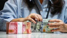 Ilustrasi penukaran uang dolar ke rupiah. (Sumber Foto: Istimewa)