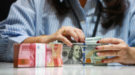 Ilustrasi penukaran uang dolar ke rupiah. (Sumber Foto: Istimewa)
