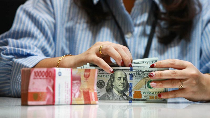 Ilustrasi penukaran uang dolar ke rupiah. (Sumber Foto: Istimewa)