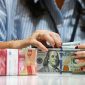 Ilustrasi penukaran uang dolar ke rupiah. (Sumber Foto: Istimewa)