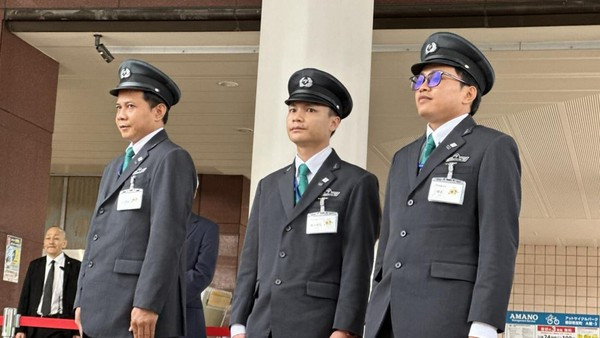 Tiga WNI yang resmi mencatat sejarah baru di sektor transportasi Jepang. (Sumber Foto: Kemenlu)